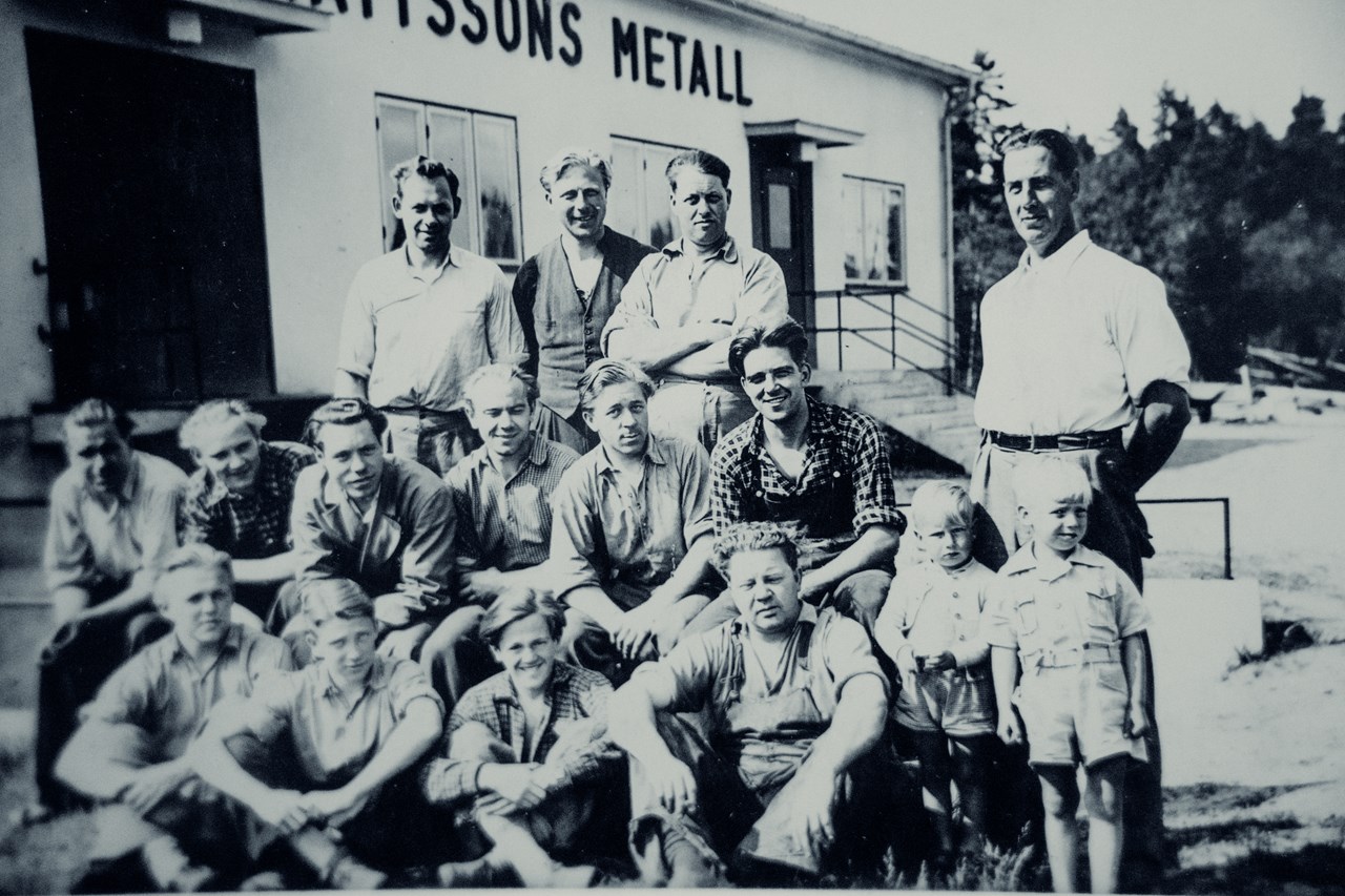 Mattssons Metall in 1954. Åke Mattsson on the right with his two eldest sons.