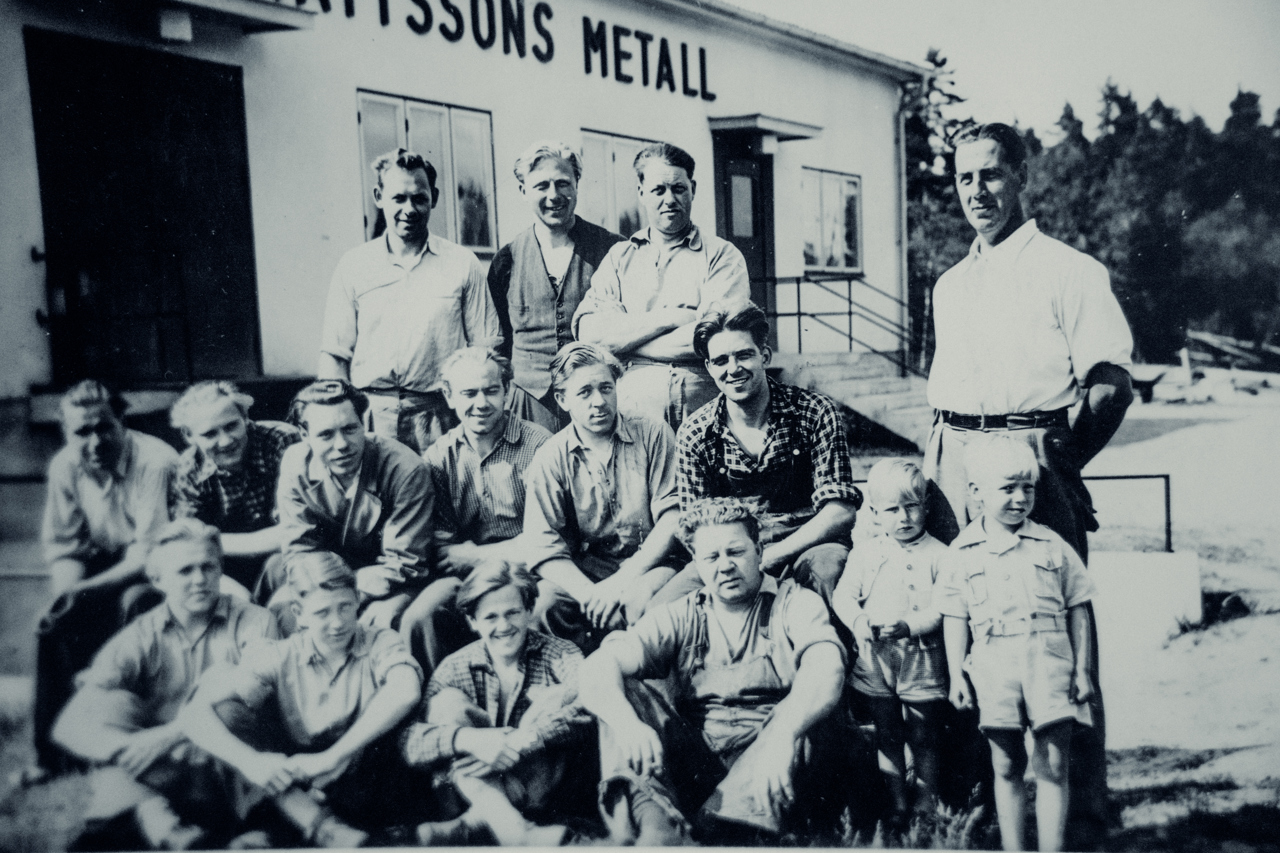 Mattssons Metall in 1954. Åke Mattsson on the right with his two eldest sons.