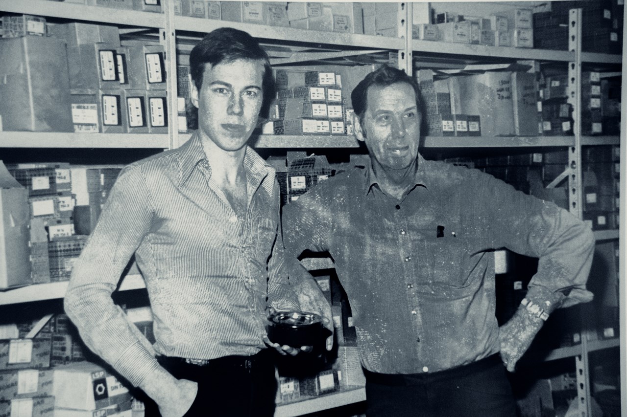 Ingvar och Åke Mattsson i slutet av år 1976 med Askkoppen Wippi.