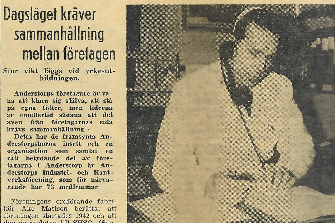 Åke Mattsson demonstrerar sin egentillverkade "hörlurshållare" år 1959.